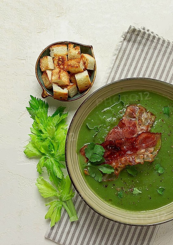 Green mashed soup, with bacon and croutons, homemade, no people