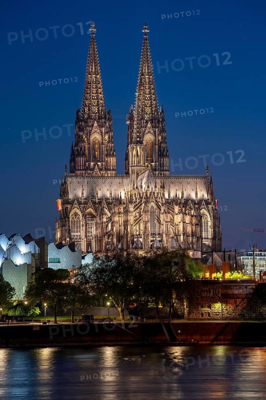 Cologne Cathedral has been shining in new light since Easter 2025, the old metal halide lamps have been replaced by over 700 modern LED lamps, reducing energy consumption by around four-fifths, significantly improving the quality of light and greatly reducing light emissions, 12 KM of new cables were laid for this, North Rhine-Westphalia, Germany