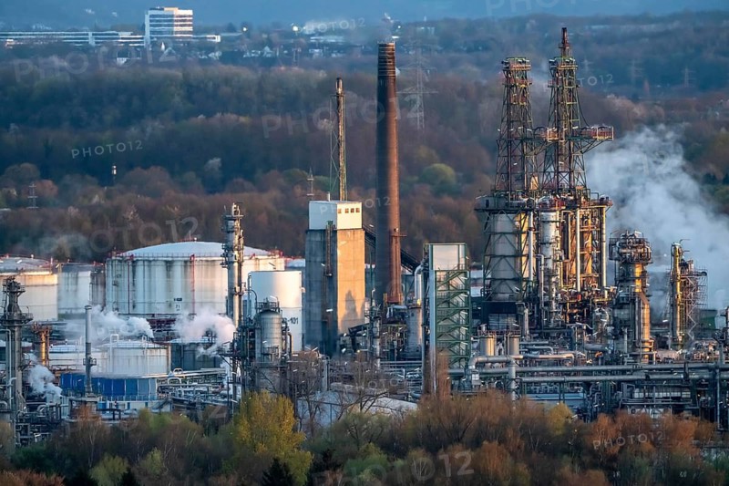 Ruhr Oel GmbH, BP Gelsenkirchen Refinery, in GE-Horst, production of products from mineral oil, aral, gasoline, diesel, kerosene, large tank farm, Gelsenkirchen, North Rhine-Westphalia, Germany