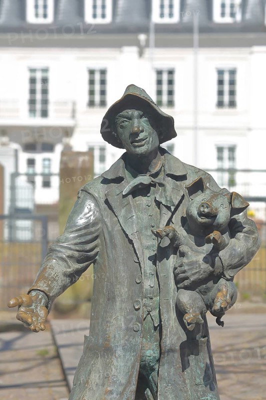 Sculpture De Saublacke by Kurt Grabert 1990, pig herdsman carries piglet in his arms, pig figure, modern art, carry, hold, Hallplatz, Zweibrücken, Rhineland-Palatinate, Germany