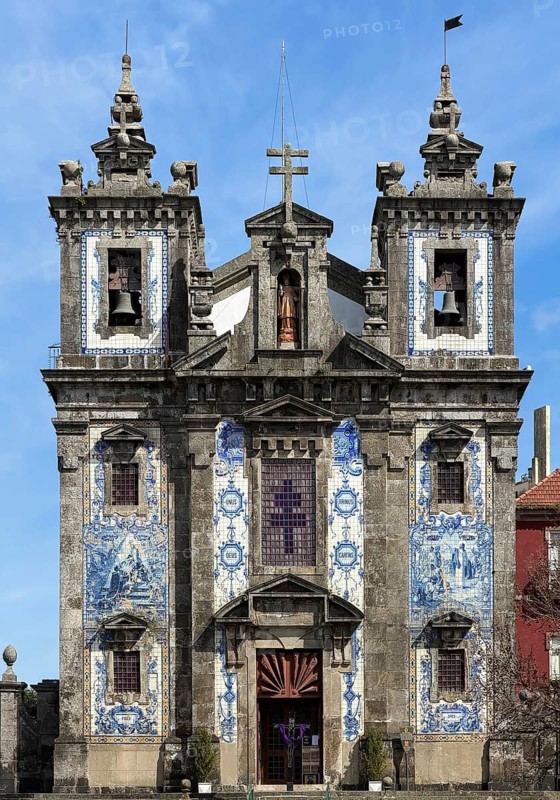 Igreja Paroquial de Santo Ildefonso, catholic church built in the 18th century, exterior façade decorated with azulejos, old town, Porto, Portugal