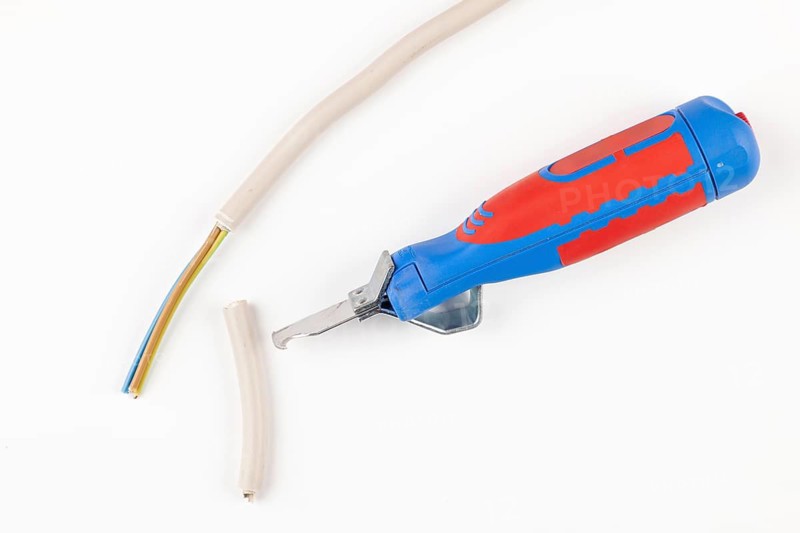 A cable and a cable puller in red and blue on a white background