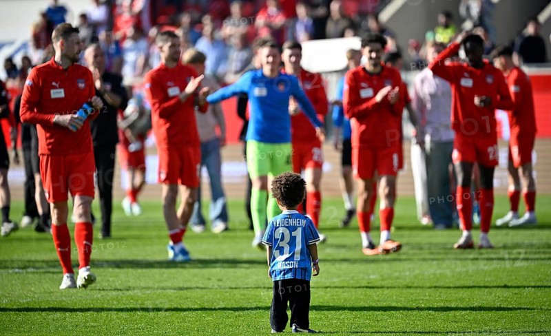 Players of 1. FC Heidenheim celebrate after the final whistle, in front little son Mason of Sirlod Conteh 1. FC Heidenheim 1846 FCH (31) in jersey Football Bundesliga, Voith-Arena, Heidenheim, Baden-Württemberg, Germany