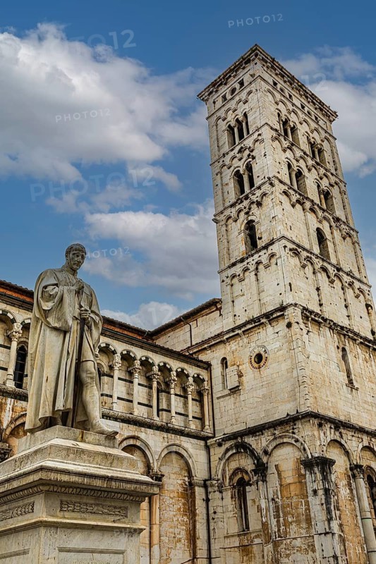 Statue of the Italian politician Francesco Burlamacci, behind the bell tower of the church of San Michele in Foro, historic city centre, Lucca, Tuscany, Italy