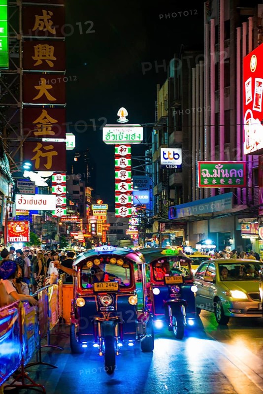 Shopping street with neon signs and street restaurants, nightlife, Yaowarat Road, Chinatown, Bangkok, Thailand