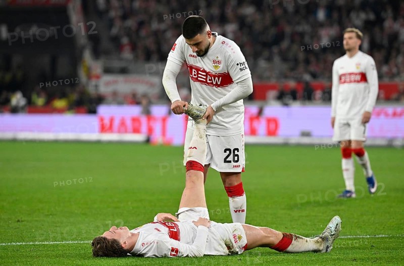 Deniz Undav VfB Stuttgart (26) helps Angelo Stiller VfB Stuttgart (06) with calf cramp, cramp, Football Bundesliga, MHPArena, MHP Arena Stuttgart, Baden-Württemberg, Germany