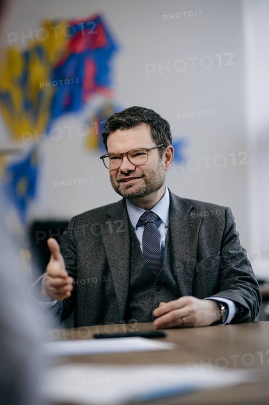 Marco Buschmann (FDP), Bundesminister der Justiz, aufgenommen im Rahmen eines Interview fue NBR in Berlin, 12.12.2023