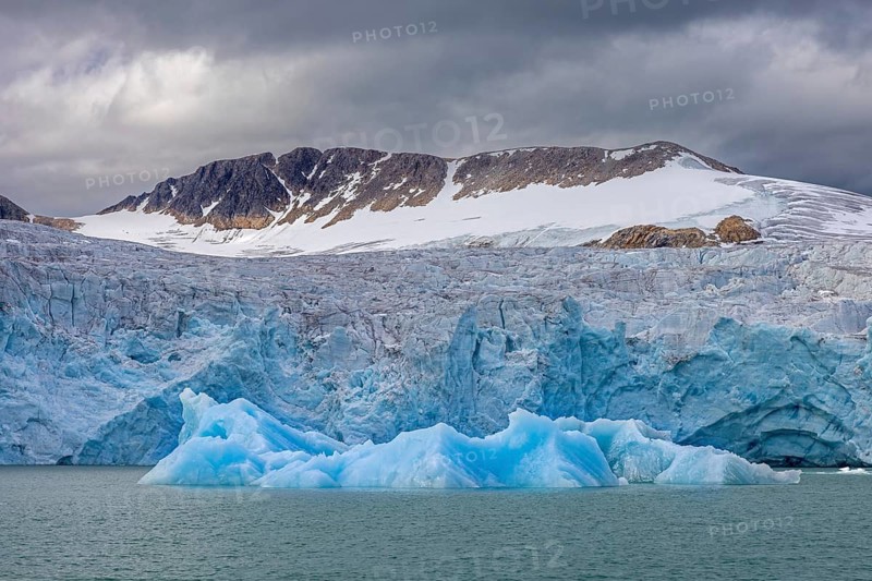 Mountains and glacier debouching in Hamiltonbukta, Hamilton Bukta, part of Raudfjord, Raudfjorden on Svalbard, Spitsbergen in summer, Norway
