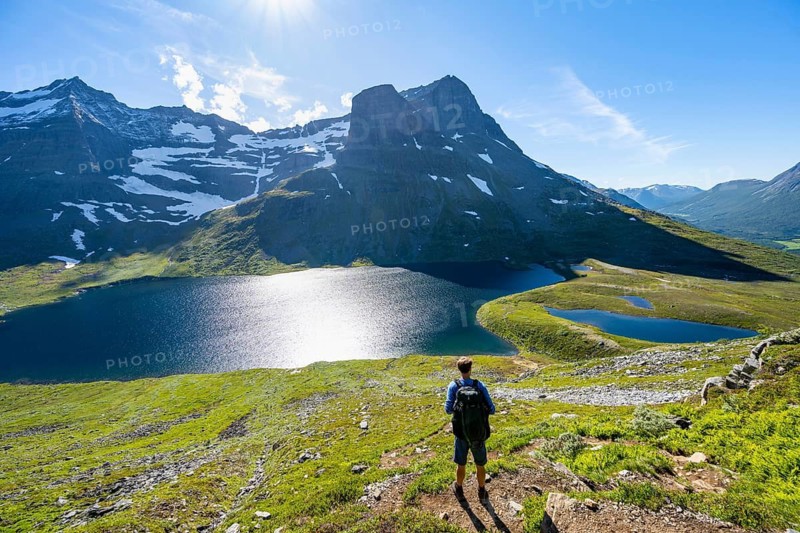 Hikers in front of mountain landscape with lake Giklingdalsvatnet, Flatvaddalen high valley, Innerdalen side valley, Sunndal, Møre og Romsdal, Vestlandet, Norway