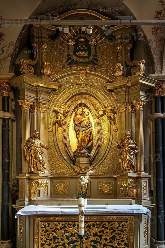 Golden altar with Mary and Jesus, interior of St Peter's Cathedral, UNESCO World Heritage Site in Trier, Rhineland-Palatinate, Germany
