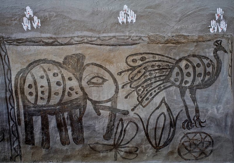 Khovar art (Hazaribagh district, Jharkhand, India) . The Sohraï and Khovar art areart forms practised by the rural low caste and tribal women in the Hazaribagh district. Every october-november, they paint their house mud walls to welcome the harvest and celebrate the cattle. These paintings depict animals and plants of the surroundings in a simple way