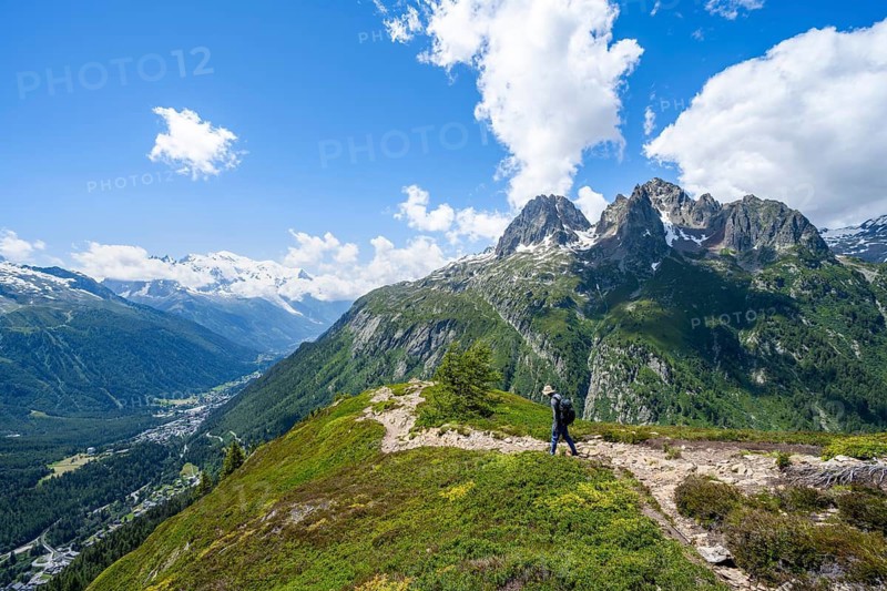 Mountaineers on hiking trail, mountain panorama with glaciated mountain peaks, Mont Blanc, Aiguille de Mesure and Aiguille de Chamois, hiking to Aiguillette des Posettes, Chamonix, Haute-Savoie, France