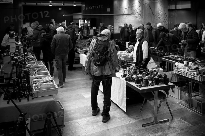 Customers and retailers, Photographica, old photo equipment, cameras, lenses, display, black and white, photo exchange, photo exchange, Fellbach, Baden-Württemberg, Germany