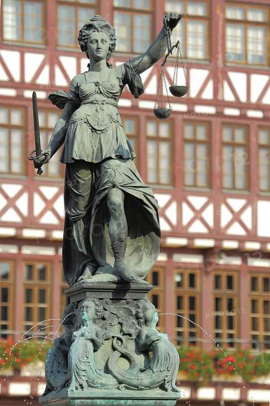 Fountain of Justice, Justice with Beam Scale built in 1611, bronze sculpture, symbol of justice and law, allegory, Römerberg, Frankfurt am Main, Hesse, Germany