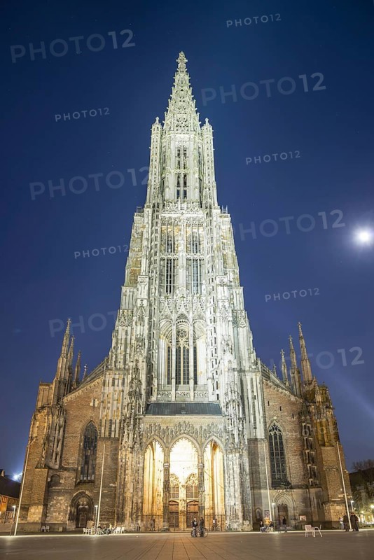 Full moon, Ulm Minster, at 161.53 metres the highest church tower in the world, Muensterplatz, Ulm, Baden-Wuerttemberg, Germany