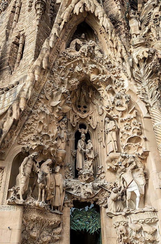 Detail on the birth façade of the Sagrada Familia, Church of the Atonement of the Holy Family, by Antoni Gaudí, Barcelona, Catalonia, Spain