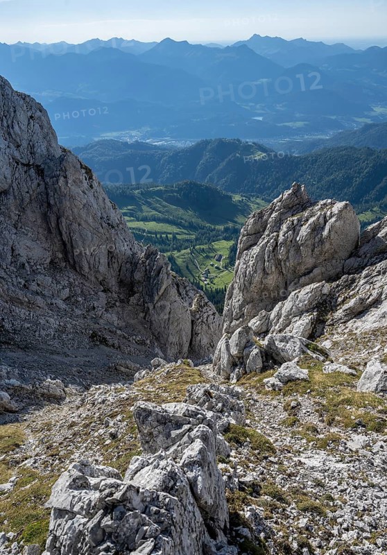 Crossing the Hackenköpfe, rocky mountains of the Kaisergebirge, Wilder Kaiser, Kitzbühel Alps, Tyrol, Austria
