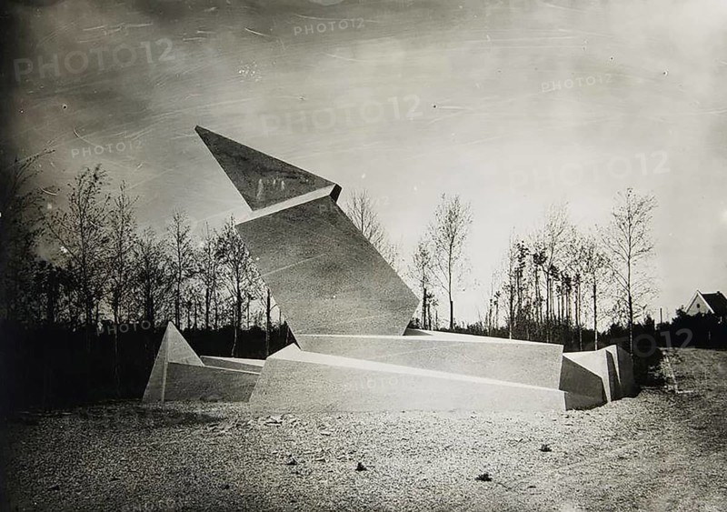 A photo of Walter Gropius' original memorial to the victims of the Kapp Putsch carried out by right-wing extremists on March 15, 1920 in the old cemetery in Weimar. In reference to 1848, these victims were also referred to as fallen in March. When the National Socialists came to power in 1936, the monument was blown up. It was reconstructed in 1946. Walter Gropius was an important German architect and the founder of the legendary Bauhaus in Weimar. He took on American citizenship in 1944. He had to emigrate in 1934 because his revolutionary past at the end of the First World War, as well as his ideas and commitment, threatened persecution by the National Socialists. Portrait from 1919 Together with Mies van der Rohe and Corbusier, he is considered one of the most important architects of the 20th century. contemporary history, historical