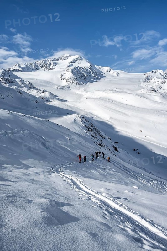 Ski tourers, behind the summit of Monte Cevedale, snow-covered mountain landscape, Ortler Alps, Vinschgau Valley, Italy