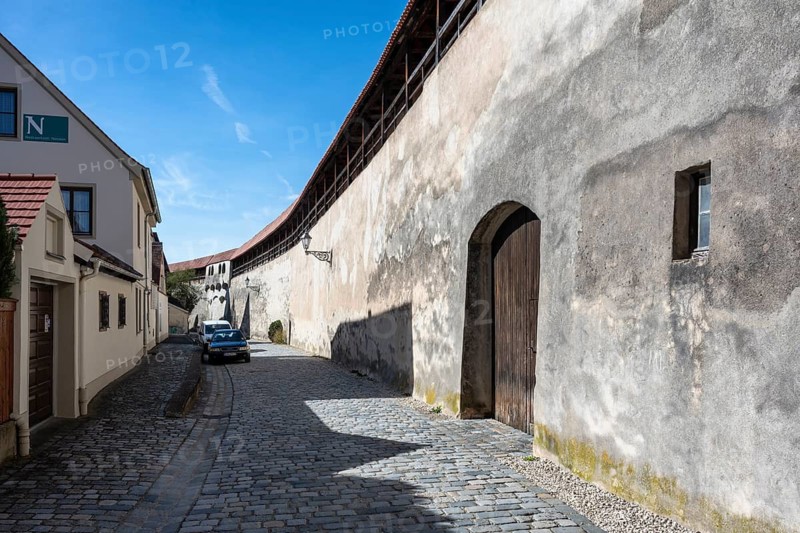 The historic rampart of the completely preserved, approx. 2.7 kilometers long city wall in the old town of Nördlingen, Donau-Ries district, Nördlinger Ries, Bavaria, Germany