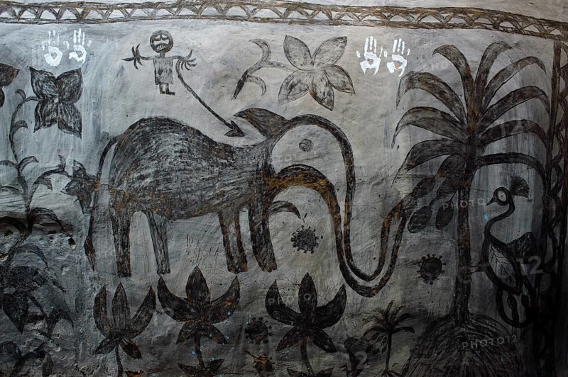 Khovar art (Hazaribagh district, Jharkhand, India) . The Sohraï and Khovar art are art forms practised by the rural low caste and tribal women in the Hazaribagh district. Every october-november, they paint their house mud walls to welcome the harvest and celebrate the cattle. These paintings depict animals and plants of the surroundings in a simple way