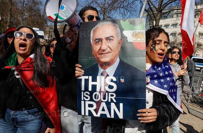 An Iranian woman wears a picture of Prince Reza Pahlavi with the inscription This is our Iran during a demonstration for the end of the Islamist mullah regime in Iran, at the American Embassy in Berlin, 11.04.2026, Berlin, Germany