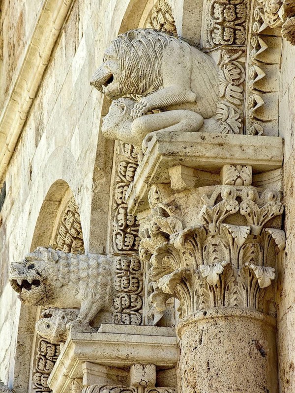 Magnificent stone carvings, figures and reliefs, façade of the Cathedral of San Cerbone, Basilica minor, Piazza Garibaldi, historic centre, Massa Marittima, Province of Grosseto, Tuscany, Italy
