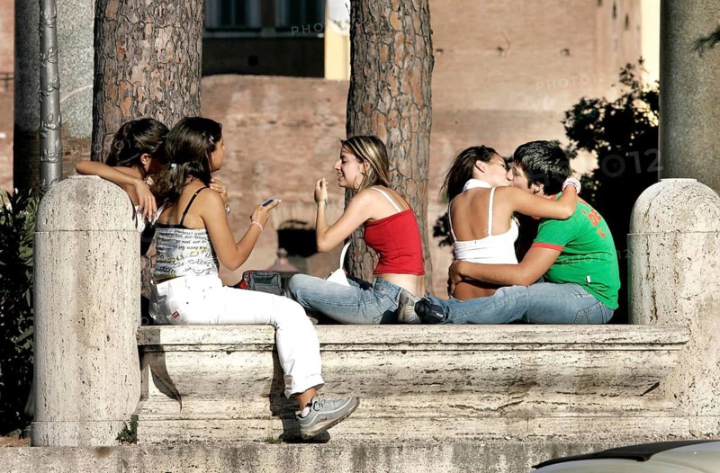 Rome, ITA, 08.09.2004 - Young people and a romantic couple in Rome, ROME, Italy