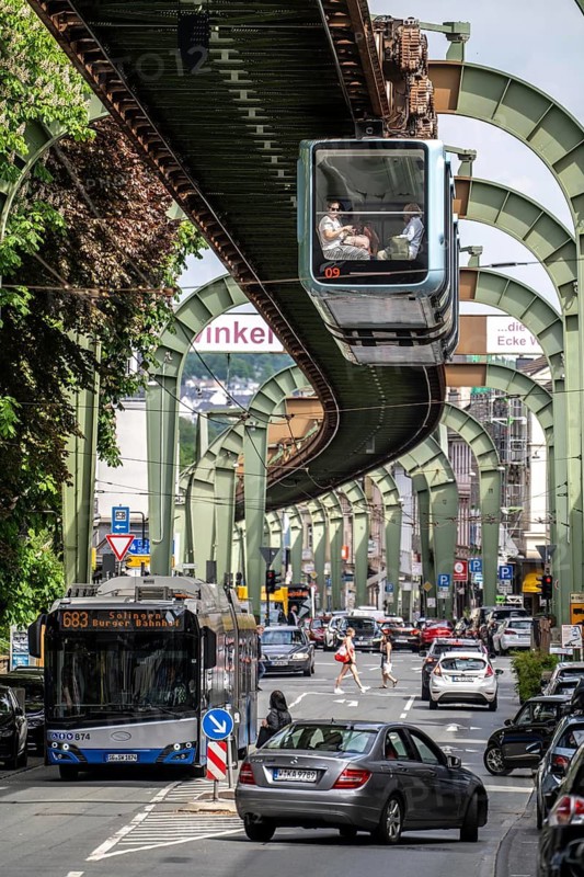 Train of the Wuppertal suspension railway runs along Kaiserstraße in the Wuppertal-Vohwinkel district, North Rhine-Westphalia, Germany