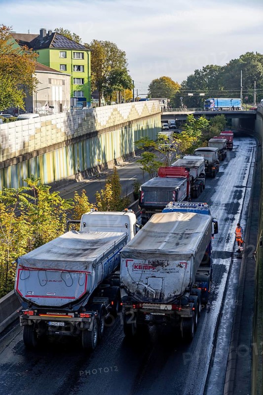 New whisper asphalt surface for the A40 motorway, in the city of Essen, direction Dortmund, 95, 000 square metres of porous asphalt will be laid over a distance of around 6 km, the motorway will be closed for 1 week, North Rhine-Westphalia, Germany