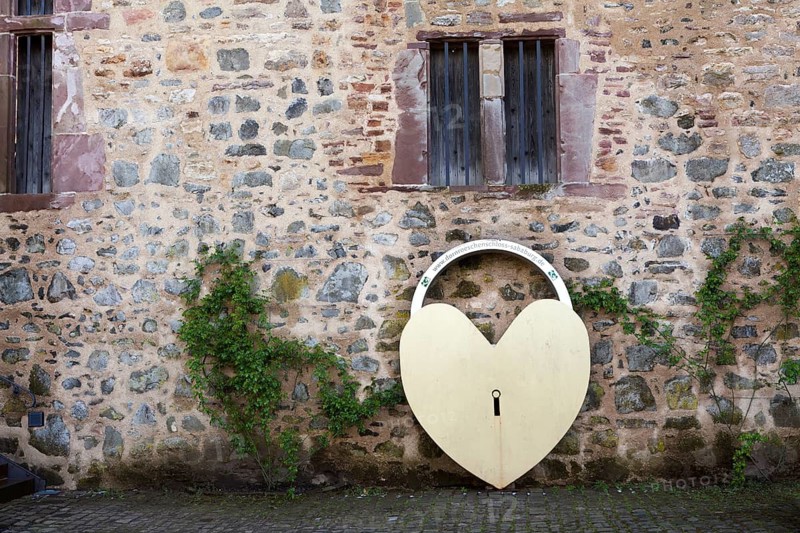 A padlock as a wedding decoration, Sababurg Castle, Hofgeismar, Weser Uplands, Weserbergland, Hesse, Germany