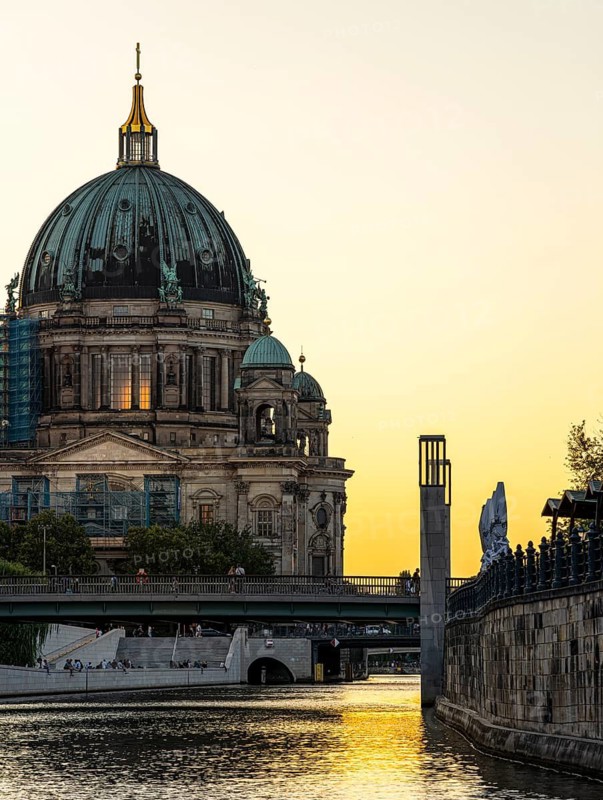 Evening sun, the Spree and the Berlin Cathedral, Berlin, Germany