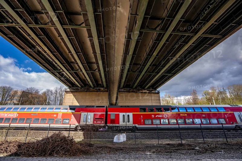 The Hardenberg bridge, A40 motorway in Mülheim an der Ruhr, dilapidated motorway bridge, must be renewed, runs over the most important rail connection between the Rhineland and the Ruhr area, first half is to be demolished and renewed, then the second, traffic between Duisburg and Essen then runs in one lane across the other bridge, with sometimes severe obstructions to rail and car traffic, preparatory work here, North Rhine-Westphalia, Germany