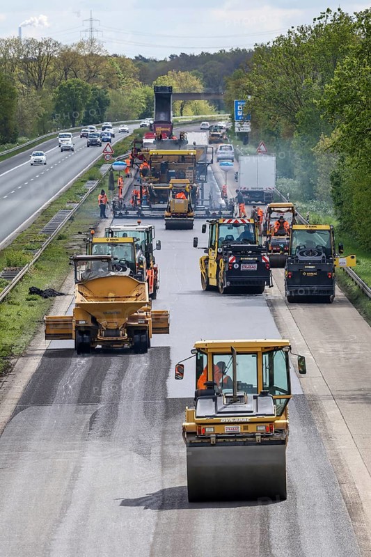 Wesel, North Rhine-Westphalia, Germany, road construction, asphalt pavers and road rollers lay new asphalt on the A3 motorway, months of renovation work on the A3 motorway between Hünxe and Emmerich, the largest construction project on Germany's motorways this year