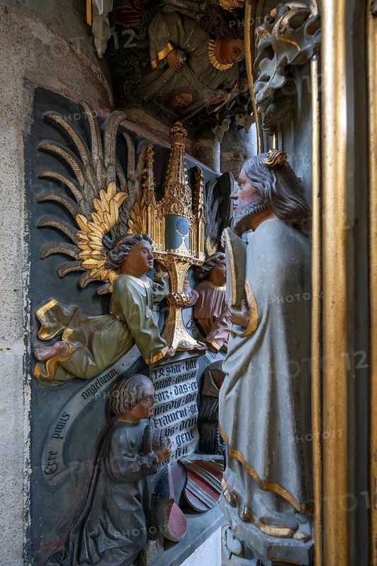 Donor figures with inscription plaque on the sacrament house in the late Gothic hall church of St George, Dinkelsbühl, Bavaria, Germany