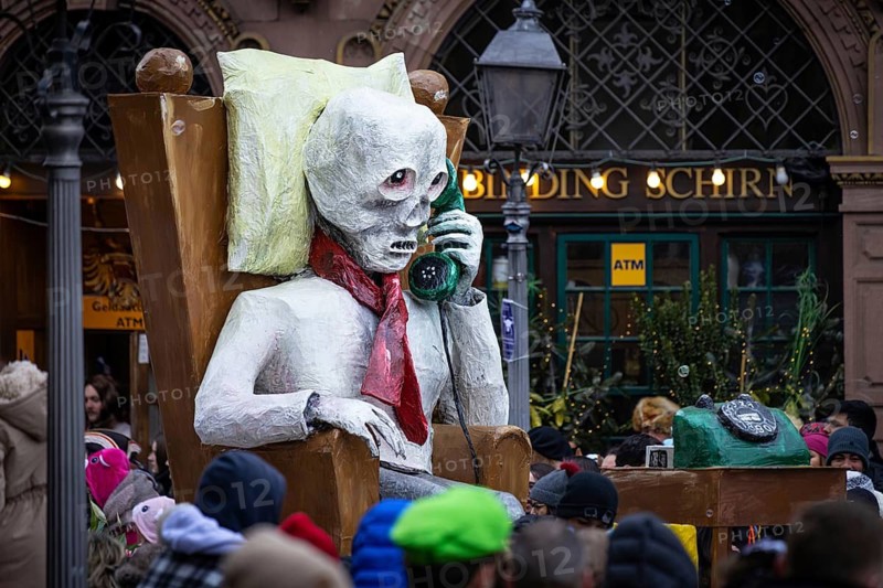 The Frankfurt Shrove Tuesday Parade is taking place across the Römerberg in Frankfurt am Main on 15.02.2026. A motive car symbolically shows the waiting time for a specialist appointment, Römerberg, Frankfurt am Main, Hesse, Germany