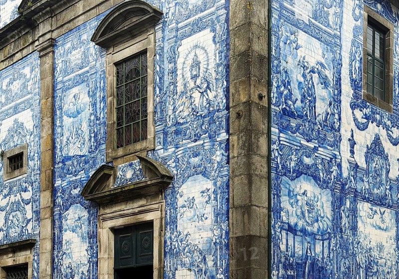 Capela das Almas de Santa Catarina, exterior façade decorated with 15947 azulejo tiles depicting scenes from the life of Saint Francis of Assisi and Saint Catherine, old town, Porto, Portugal
