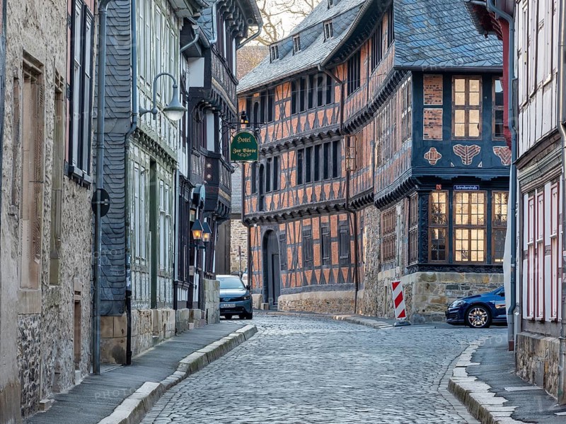 Alley with half-timbered houses and cobblestones in the historic old town, behind the Siemens house, Goslar, Harz, Lower Saxony, Germany