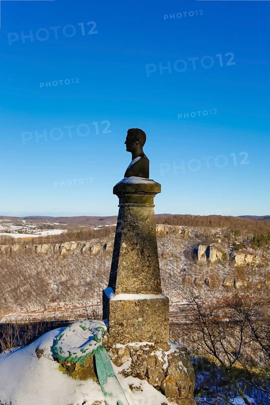 Wilhelm Hauff memorial, rocks above the Echaz Valley, monument from 1839, obelisk with bronze bust, viewpoint, historical monument, south of Lichtenstein Castle, on the eaves of the Swabian Jura, winter, snow, view, blue sky, Honau, municipality of Lichtenstein, Baden-Württemberg, Germany