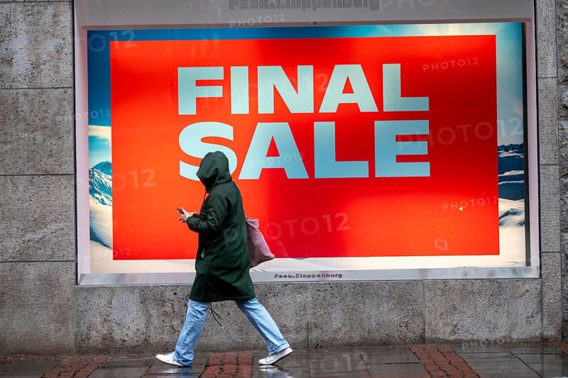 Sale at Peek&Cloppenburg, the branch of the fashion department store in the shopping street, Kettwiger Straße pedestrian zone in Essen, closes and moves to the Limbecker Platz shopping center, shop window with final sale sign, North Rhine-Westphalia, Germany