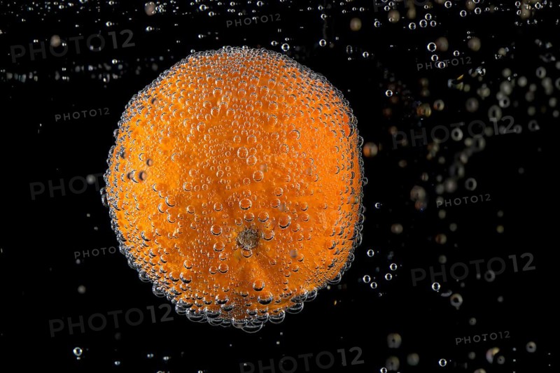 Mandarin (Citrus reticulata), Mandarin (Citrus reticulata), with air bubbles in the water, Germany