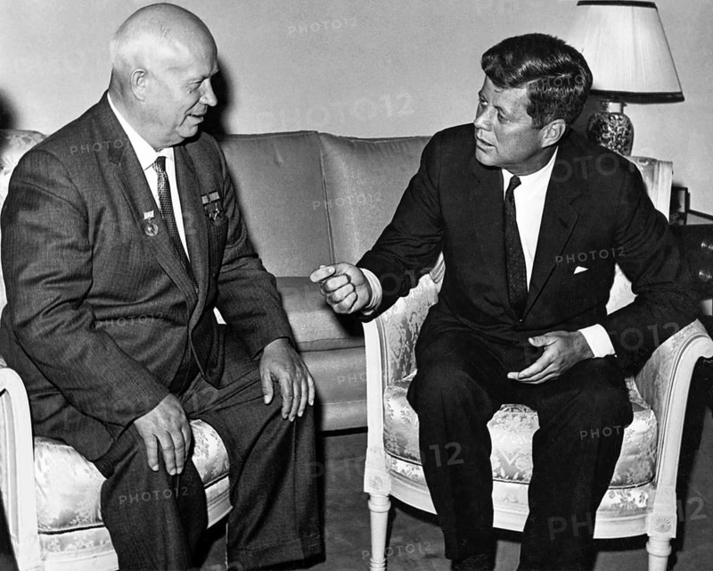 Summit meeting in Vienna between John F. Kennedy and Nikita Khrushchev, 3 June 1961, Austria John Fitzgerald Kennedy, JFK (29 May 1917 in Brookline, Massachusetts - to his assassination on 22 November 1963 in Dallas, Texas) was one of the most important American presidents. He was a member of the Democratic Party. His presidency during the 'Cold War' was characterised by many crises: Construction of the Berlin Wall, Cuban Missile Crisis, escalation of the Vietnam War, African-American civil rights movement. He campaigned for the abolition of racial segregation in the southern states and pursued a policy of détente. Under his presidency, the 'Red Telephone' was set up and the treaty banning nuclear weapons testing in the atmosphere, in space and under water was ratified. Contemporary history, historical