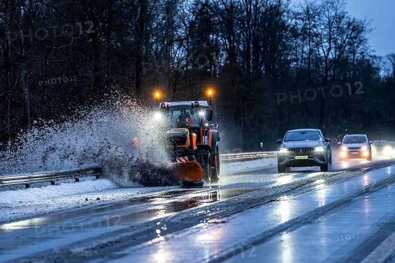 Winter service, spreader and snow plough in use, clears snow and slush from a regional road, Bergisches Land, near Marienheide, North Rhine-Westphalia, Germany