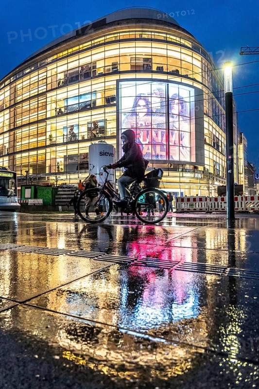 Schadowstraße, city centre, shopping street, pedestrian zone, winter, rainy weather, P&C clothing department stores', passers-by, Düsseldorf, North Rhine-Westphalia, Germany