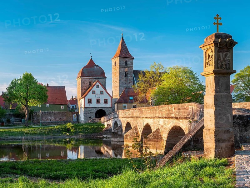 Ornbau im Altmühltal in the evening light, medieval stone bridge over the river Altmühl, Altmühl bridge with wayside shrine, city gate and parish church of St. James, Ornbau, Middle Franconia, Bavaria, Germany