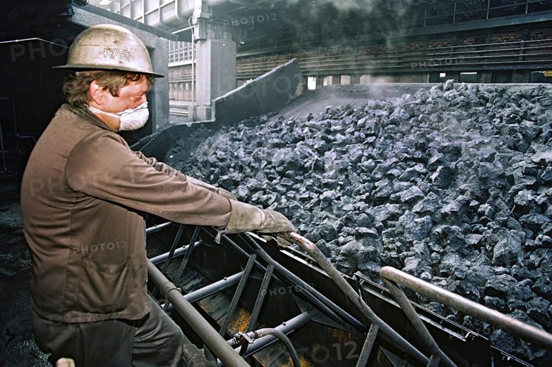 Gelsenkirchen, DEU, 12.04.1995 - Workers at the Hassel coking plant in Gelsenkirchen. In 1999, the Hassel coking plant was closed, Gelsenkirchen, Germany