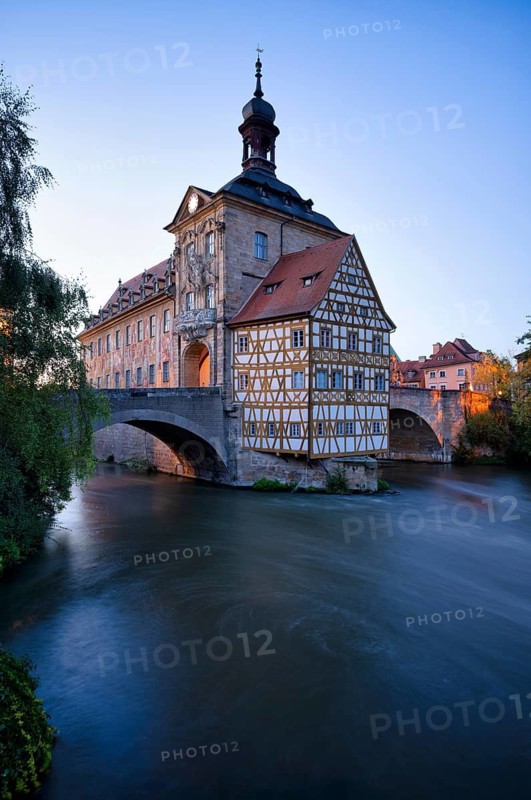 Upper Bridge, Old Town Hall, Regnitz, historic old town, blue hour, evening mood, Bamberg, Upper Franconia, Bavaria, Germany