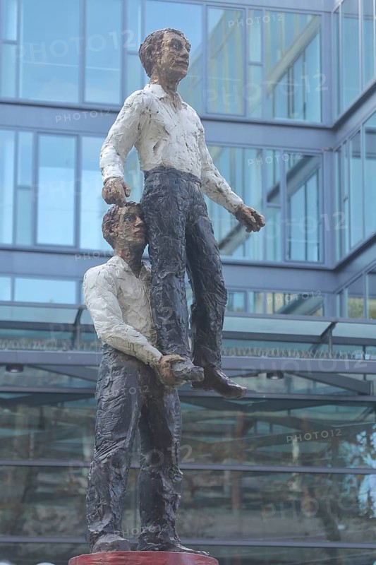 Sculpture Two Men by Stephan Balkenhol 2001, male figure, standing on one leg, carrying, lifting, lifting, high, up, strength, acrobatics, Stadthaus, Große Bleiche, Altstadt, Mainz, Rhine-Hesse region, Rhineland-Palatinate, Germany