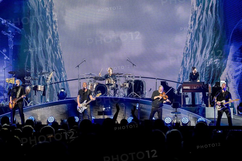 Axel Stosberg, Hans-Timm Timsen Hinrichsen, Björn Both, Peter David Pete Sage and Andreas Fahnert from Santiano live on There is something brewing together tour in the Berlin Uber Arena on 11.04.2026