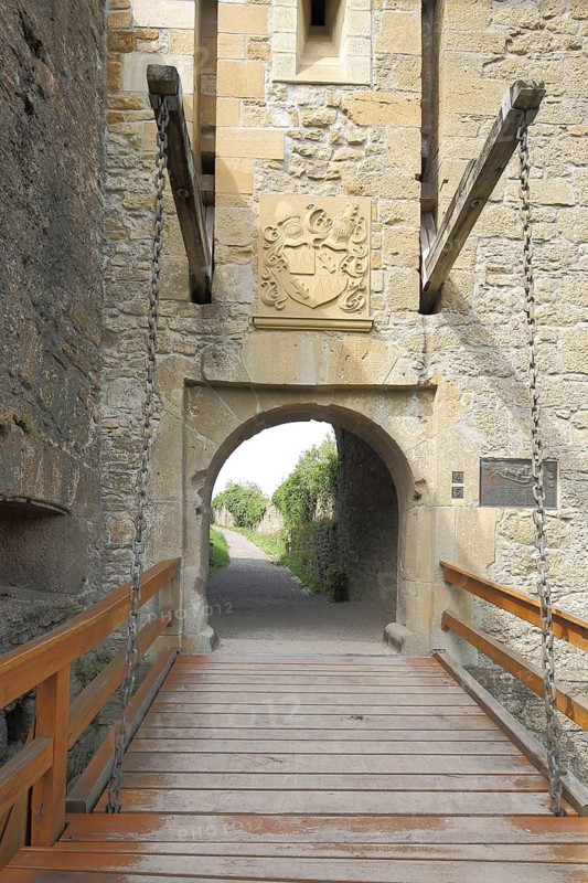 Entrance with drawbridge to medieval Küssaburg, beams with chain, Küssaberg, Southern Black Forest, Black Forest, Baden-Württemberg, Germany